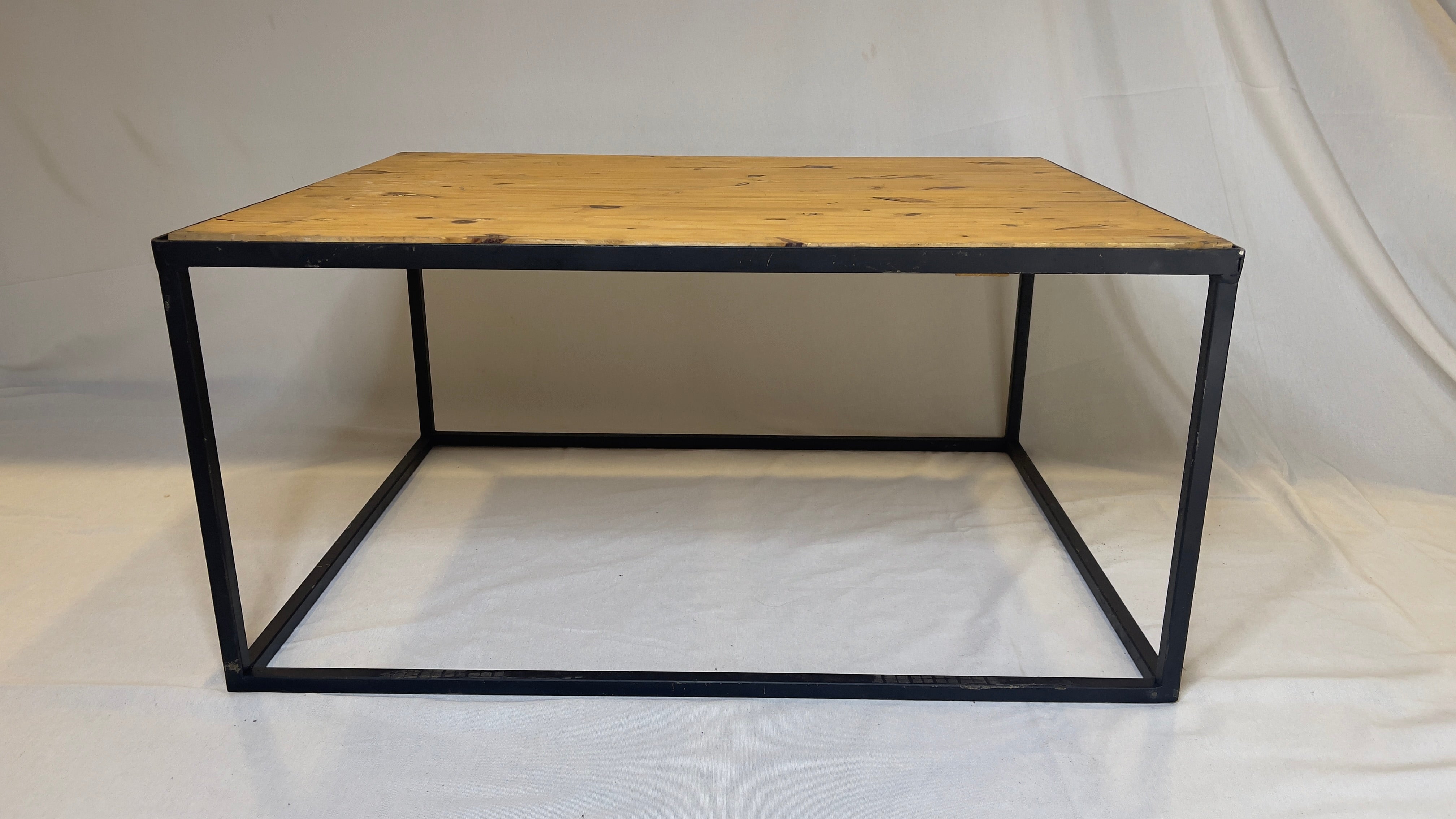 Mesa de Centro Retangular Preta Tampo Madeira