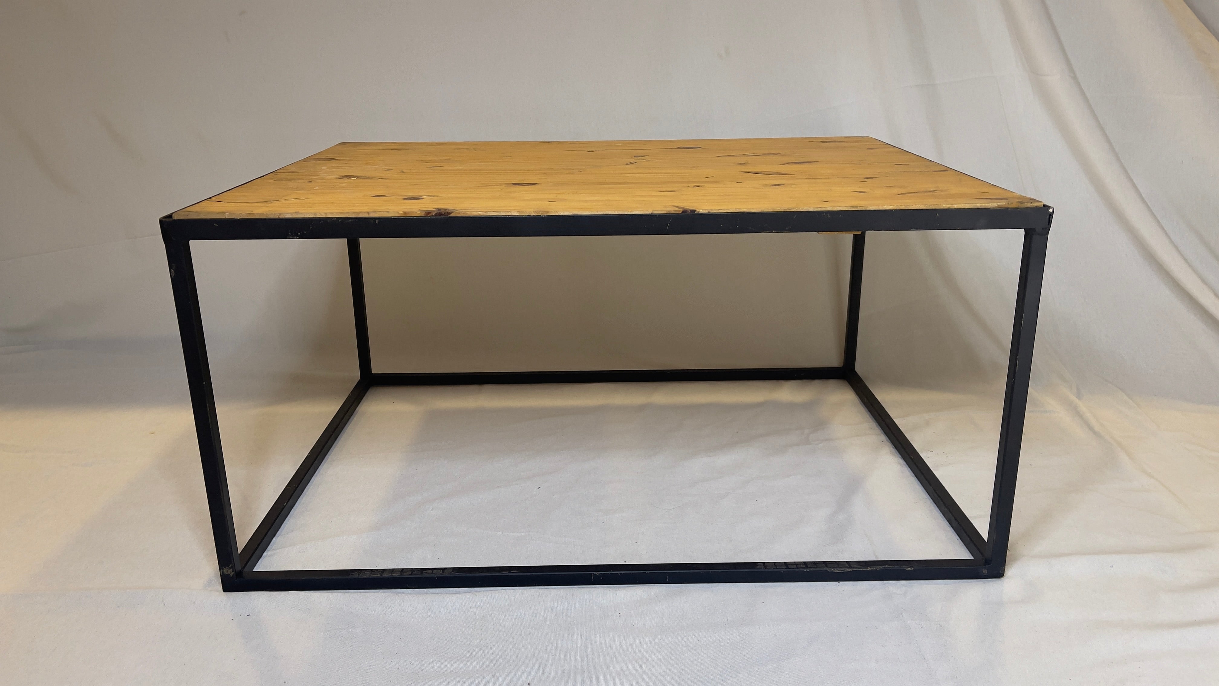Mesa de Centro Retangular Preta Tampo Madeira