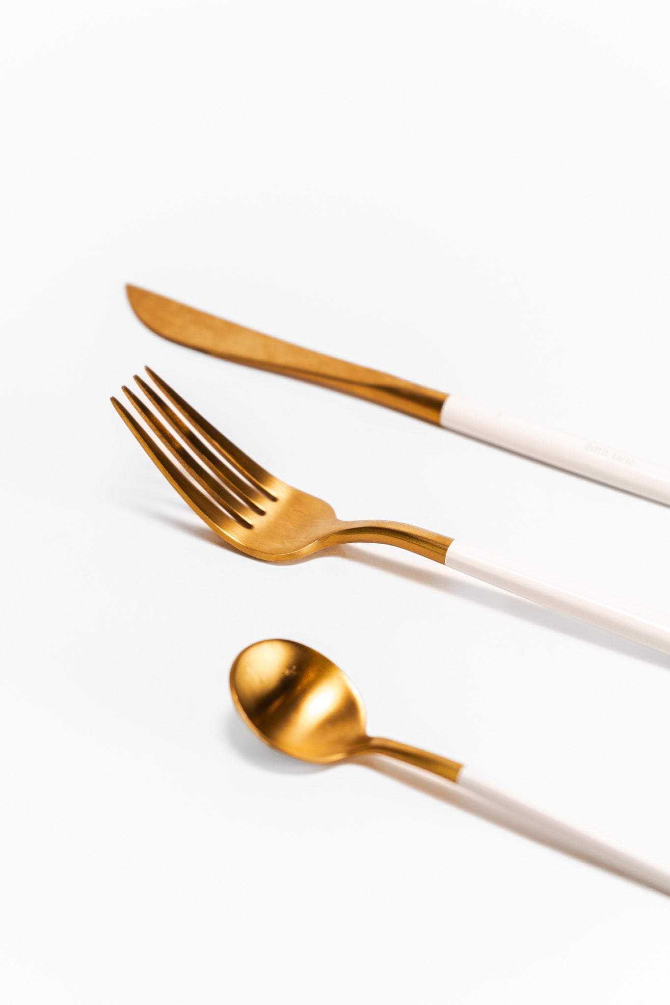 Talheres Dourado e Branco