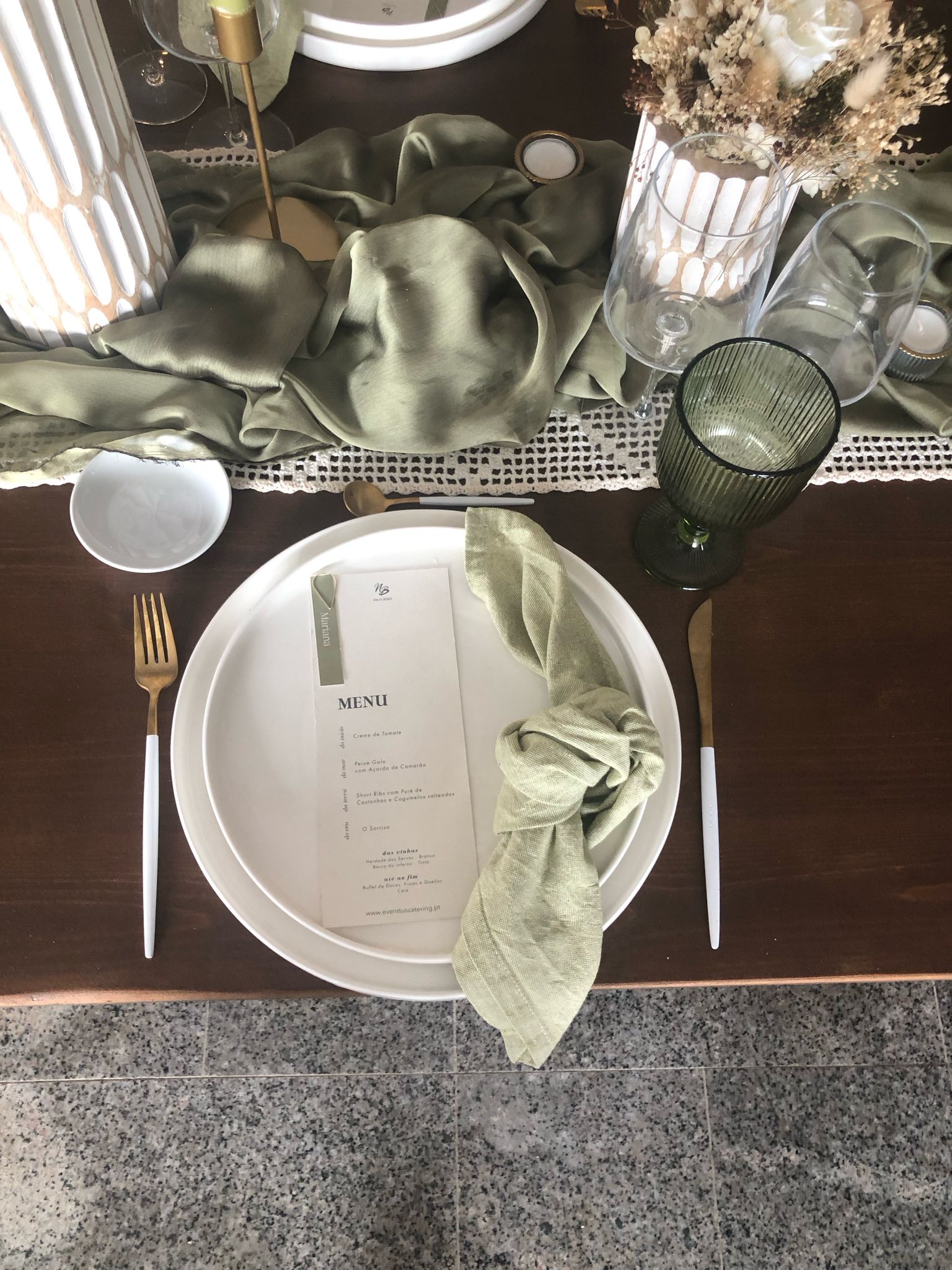 Talheres Dourado e Branco